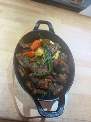 Tigaie picanta de berbecut cu mamaliga