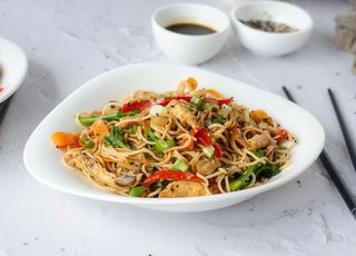 34.鸡肉蔬菜炒面(Yakisoba Con Pollo Y Verduras)