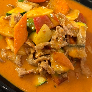 Plato especial de thai curry con ternera