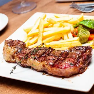 Filete De Ternera Con Ensalada Y Huevo
