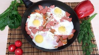 Яичница с колбасой