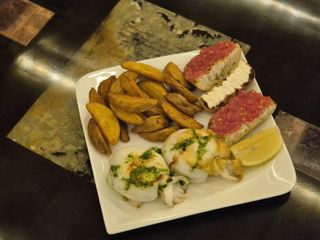 Sepia cu cartofi si sos de patrunjel