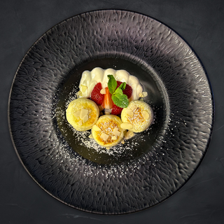 Сирники зі сметаною та фруктами (200г)