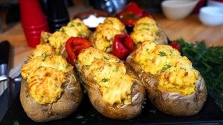 Cartofi copți cu smântână și telemea