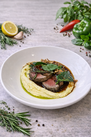 Філе міньйон з соусом демігляс та трюфельним пюре