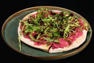 Manakeesh cu hummus cu sfecla rosie si rucola