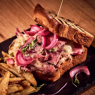 Sándwich Reuben De Pastrami con patatas