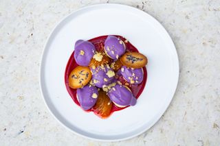 Сирники з убе-кремом, запеченою сливою та марципановими чипсами