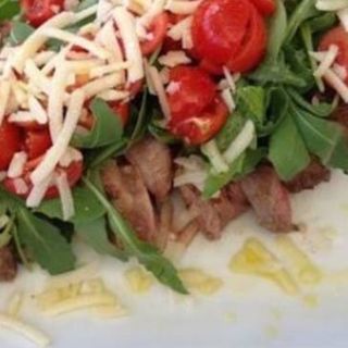 Tagliata rucola pachino grana