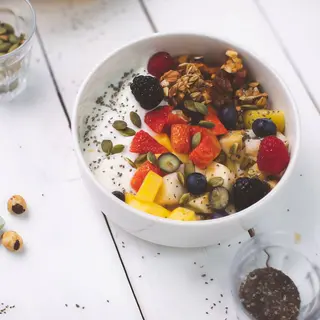 Granola Casera con Yogurt y Fruta