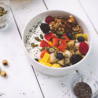 Granola Casera con Yogurt y Fruta