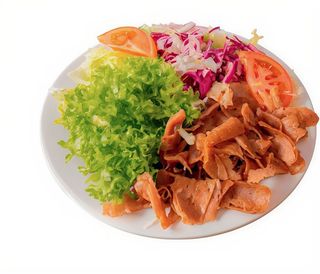 Plato Con Ensalada Y Salsa