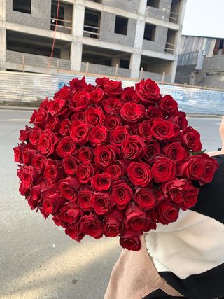 #27. პრემიუმ ხარისხის ჰოლანდიური გრანდიოზული წითელი ვარდის თაიგული