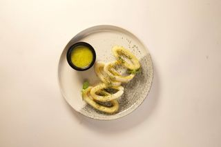 Сотирани калмари с лимонов сок