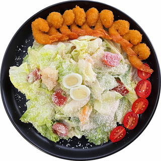 Салат Цезарь с креветками.