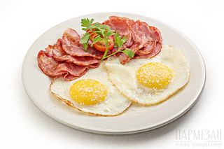 Яичница с колбасой