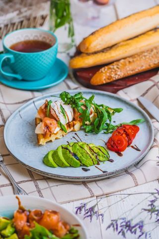 Венские вафли с лососем и авокадо 