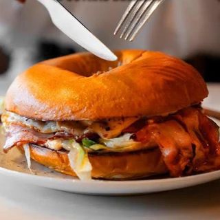 Bagel de Ovo e Bacon com Batata Frita Caseira