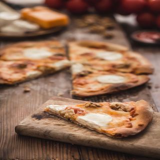 Pizza 4 quesos (mediana)