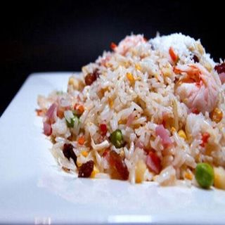 Arroz salteado con gambas, frutos secos, verduras y coco rallado