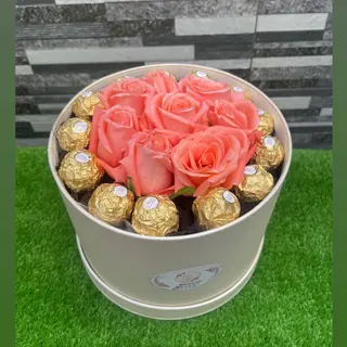 Petite box en cuire ronde entouré de Ferrero