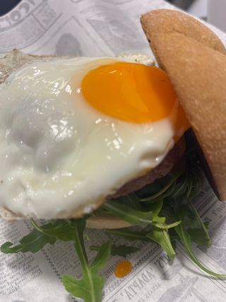 Burguer Santa Mónica. Con patatas y salsa!