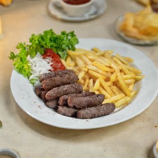 Ćevapi s prilogom i umakom