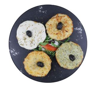 Quattro formaggi bruschetta