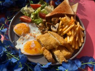 Яєчня з курячим шніцелем