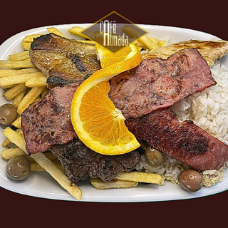 Grelhado misto à brasileira com arroz, batata e feijão preto