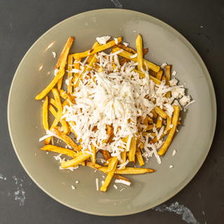 Пресни пържени картофи със сирене