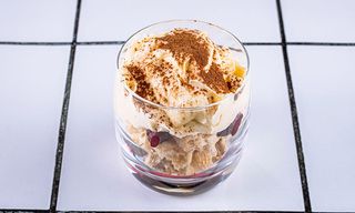 დესერტი "კოკო" კრემით, ალუბლითა და ნიგვზით