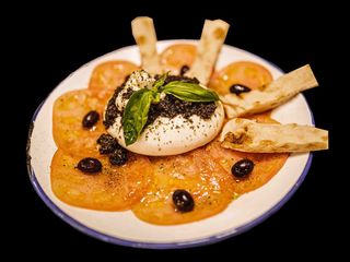 Ensalada De Burrata Con Trufa O Pesto Genovés 