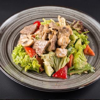 Теплий салат з телятиною у вершковому соусі з печерицями