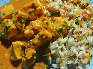 Pollo tikka masala con arroz basmati y verduras