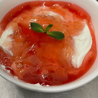 Yogurt greco con dolce al cucchiaio petali di rosa