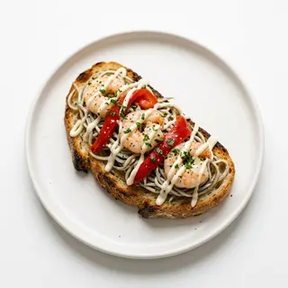 Tosta de gulas y gambas con pimientos asados con salsa alioli