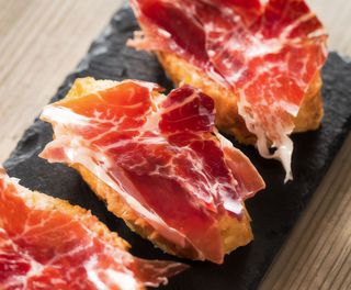 Tapa de tostada de tomate y paleta ibérica