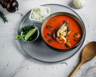 Том-ям с шампиньонами и креветками