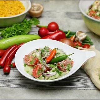 კიტრი-პომიდვრის სალათი ნიგვზით