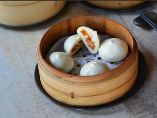 147. Mini Bao de Muslo de pollo sabor BBQ (4 unds.)