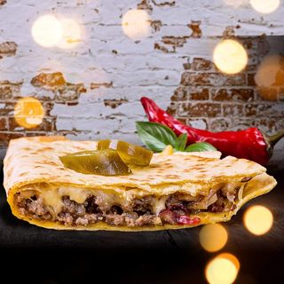 Queasadilla- pita, wołowina 200 g, sos BBQ