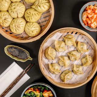 Pierogi z Dynią Hakkaido, Porem i Grzybami Mun + Sałatka do wyboru