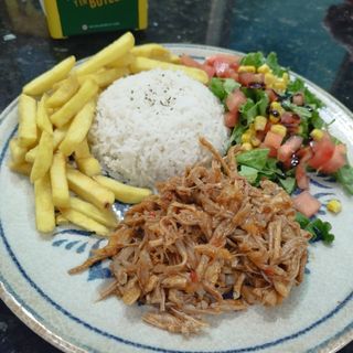 Menú de carne mechada ,pata asada