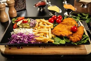 Meniu snitel din piept de pui + Coca Cola 1 L