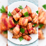 Пилешки хапки в бекон със свежа салата (350г)