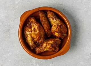 Ración De Alitas De Pollo con patatas (8 Uds.)