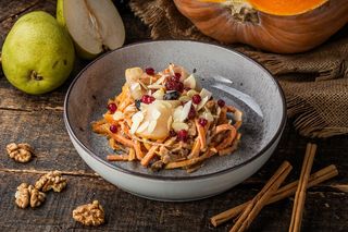 Салат з маринованим гарбузом та грушею