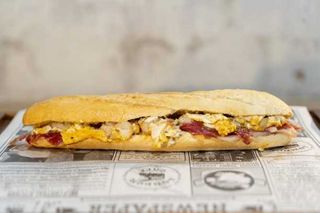 Bocadillo de Revuelto de Gambas con jamón.