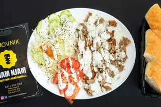 Doner kebab na tanjiru sa pomfritom
